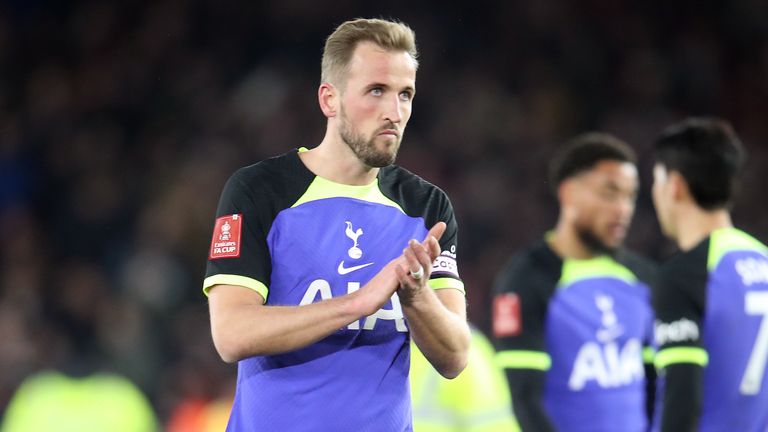 Tottenham Hotspur's Harry Kane aplaude a los fanáticos después del silbato final en el partido de quinta ronda de la Copa FA de los Emiratos en Bramall Lane, Sheffield.  Imagen fecha: Miércoles 1 de marzo de 2023.