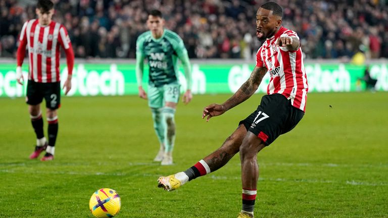 Ivan Toney del Brentford anota el segundo gol de su equipo contra el Fulham desde el punto de penalti