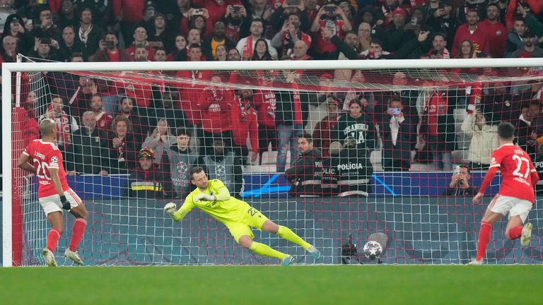 Joao Mario (izquierda) del Benfica marca el cuarto gol del Benfica desde el punto de penalti 