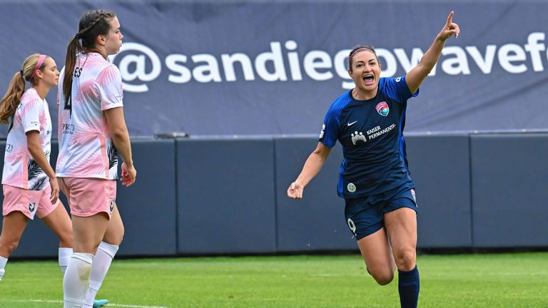 Jodie Taylor (right) previously played for the Gunners between 2016-17