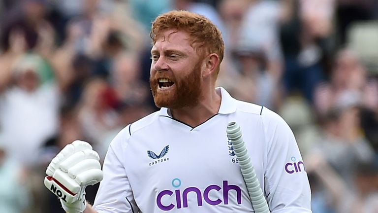 Jonny Bairstow de Inglaterra celebra después de su victoria en el quinto día del quinto partido de prueba de cricket entre Inglaterra e India en Edgbaston en Birmingham, Inglaterra, el martes 5 de julio de 2022. (Foto AP/Rui Vieira)