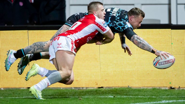 Mikey Lewis de Hull KR no puede evitar que Josh Charnley de Leigh anote el try ganador