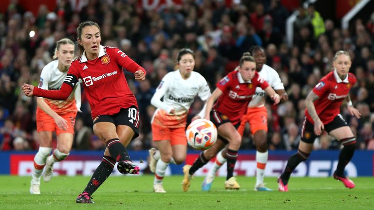 Katie Zelem puts Man Utd ahead from the penalty spot