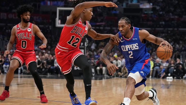 Los Angeles Clippers forward Kawhi Leonard (2) is defended by Chicago Bulls guard Ayo Dosunmu (12).