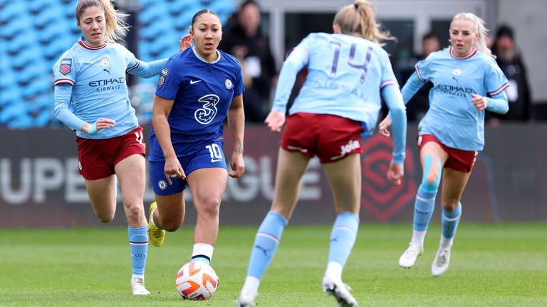 Lauren James runs at the Man City defence