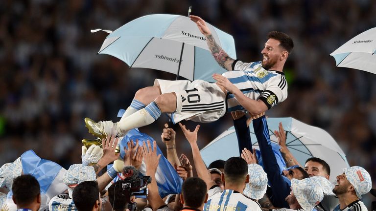 Los compañeros de equipo levantan a Lionel Messi de Argentina durante una ceremonia de celebración por los ganadores de la Copa del Mundo después de un partido amistoso de fútbol internacional contra Panamá en Buenos Aires, Argentina, el jueves 23 de marzo de 2023. (Foto AP/Gustavo Garello)