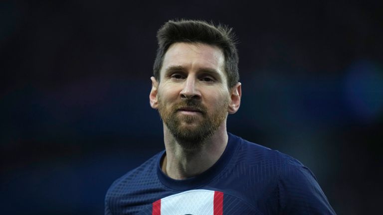 Lionel Messi del PSG durante el partido de fútbol de la Liga Uno de Francia entre Paris Saint-Germain y Rennes en el Parc des Princes de París, el domingo 19 de marzo de 2023. (Foto AP/Christophe Ena)