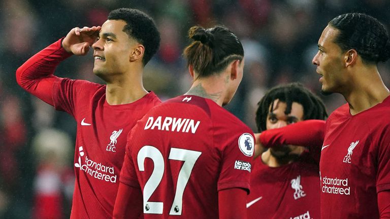 Cody Jacobo saluda a la afición en Anfield tras marcar el tercer gol del Liverpool ante el Manchester United