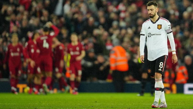 Bruno Fernandes parece abatido mientras el Liverpool celebra durante la derrota por 7-0 en Anfield.