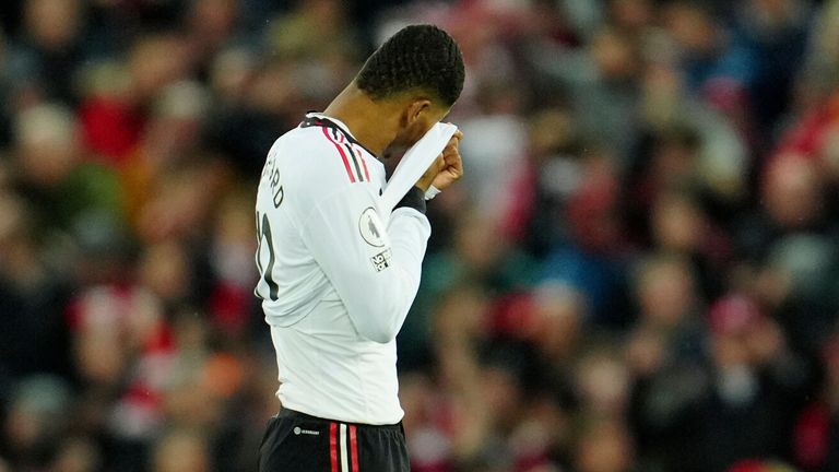 Marcus Rashford luce desconsolado durante la demolición del Manchester United por parte del Liverpool