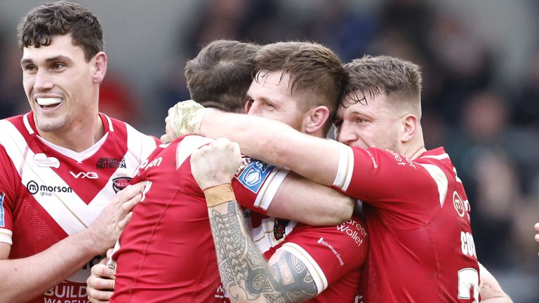 Marc Sneyd dikerumuni oleh rekan setimnya di Salford Red Devils setelah menendang drop-goal kemenangan melawan Wakefield Trinity