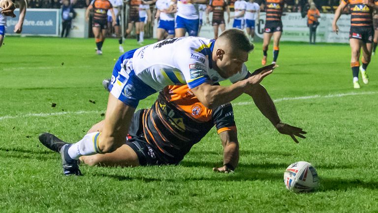 Picture by Allan McKenzie/SWpix.com - 24/03/2023 - Rugby League - Betfred Super League Round 6 - Castleford Tigers v Warrington Wolves - The Mend A Hose Jungle, Castleford, England - Warrington's Matty Russell touches down for a try against Castleford.
