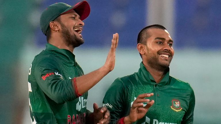 Bangladesh&#39;s Shakib Al Hasan and Mehidy Hasan Miraz (Associated Press)