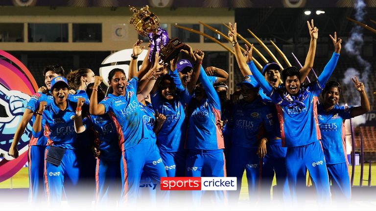 Miembros del equipo de los Indios de Mumbai posan con el trofeo