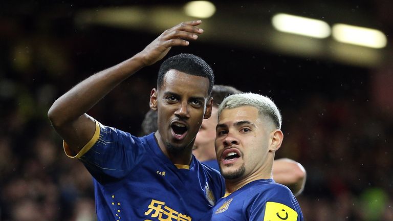 Alexander Isak celebra su victoria en Nottingham Forest con Bruno Guimaraes