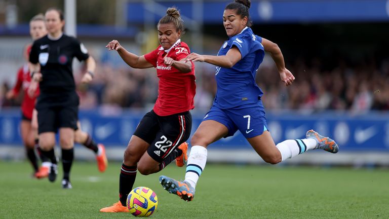 Manchester United's Nikita Parris battles with Chelsea's Jess Carter