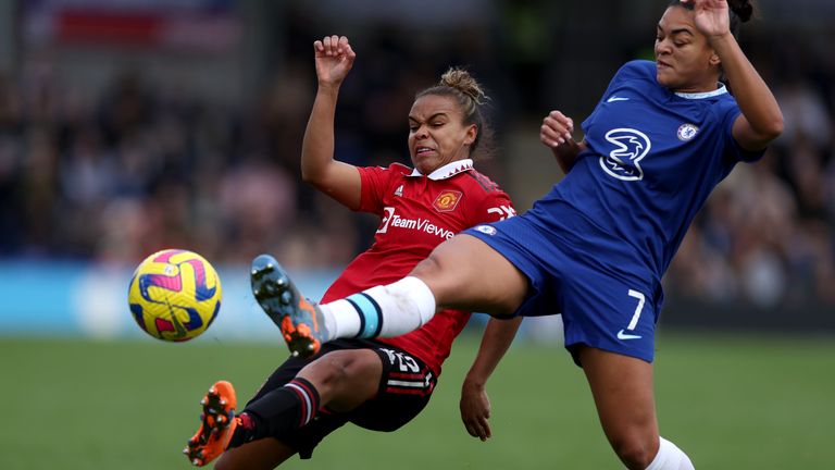 Manchester United&#39;s Nikita Parris battles with Chelsea&#39;s Jess Carter