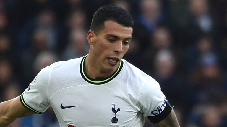 Tottenhams Pedro Porro (links) kämpft mit Leicesters Harvey Barnes um den Ball während des Fußballspiels der englischen Premier League zwischen Leicester City und Tottenham Hotspur im King Power Stadion in Leicester, England, am Samstag, den 11. Februar. 2023. (AP Photo/Rui Vieira)