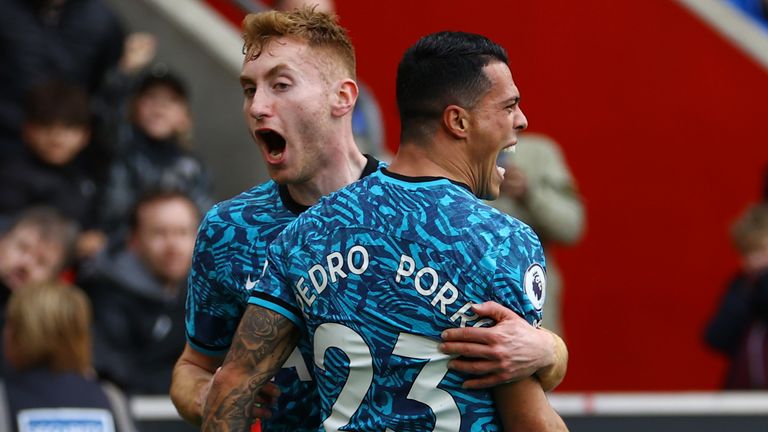 Pedro Porro merayakan dengan Dejan Kulusevski setelah mencetak gol melawan Southampton