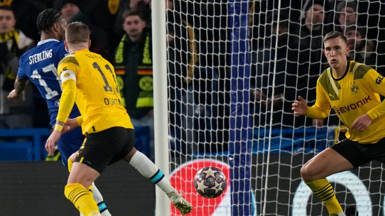 Chelsea&#39;s Raheem Sterling, left, shoots to score his sides first goal during the Champions League round of 16 second leg soccer match between Chelsea FC and Borussia Dortmund at Stamford Bridge, London, Tuesday March 7, 2023. (AP Photo/Alastair Grant)