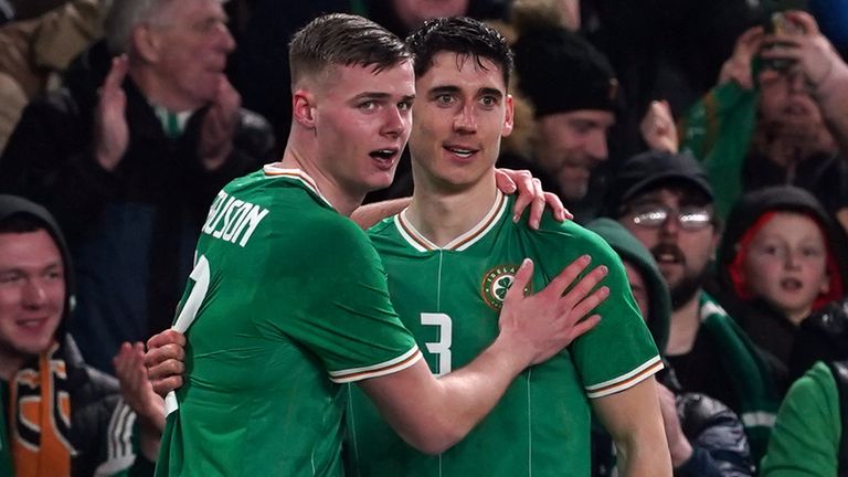 İrlanda Cumhuriyeti'nden Callum O'Dowda, Evan Ferguson ile Letonya'ya karşı açılış golünü atmayı kutluyor