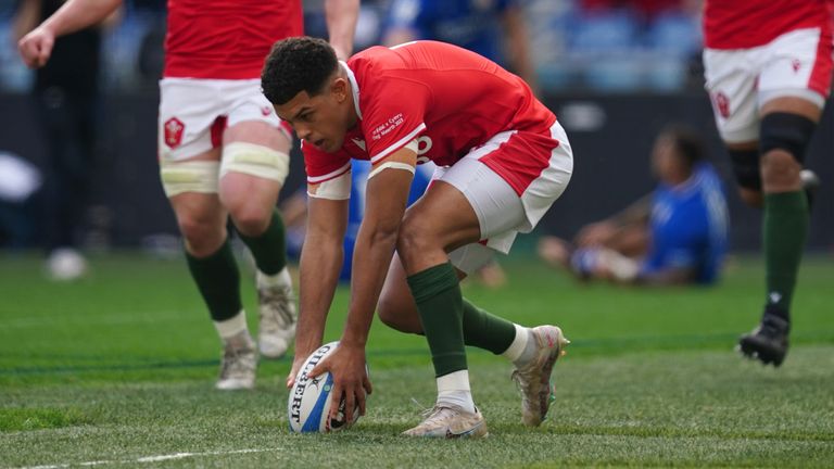 Rio Dyer scored the first try for Wales after a Rhys Webb kick took a wicked bounce