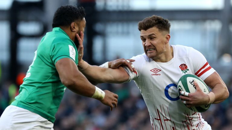 Henry Slade es abordado por el Bundee Aki de Irlanda durante la derrota de Inglaterra por 29-16 en el Seis Naciones en Dublín.