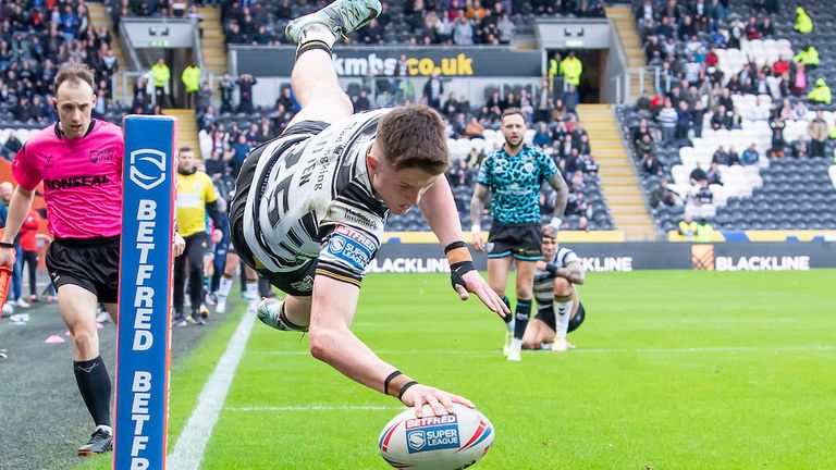 Picture by Allan McKenzie/SWpix.com - 25/03/2023 - Rugby League - Betfred Super League Round 6 - Hull FC v Leigh Leopards - MKM Stadium, Kingston upon Hull, England - Hull FC's Davy Litten makes an acrobatic dive to score his side's first try against Leigh.