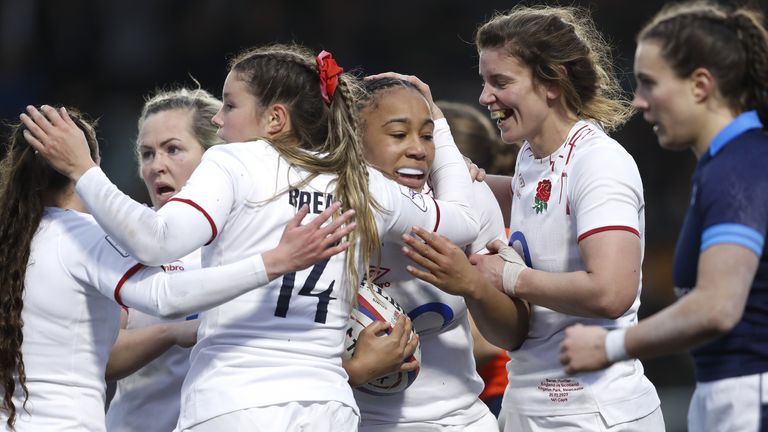 England's Sadia Kabeya (centre) celebrates a try