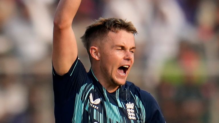 Sam Curran de Inglaterra celebra la expulsión de Mushfiqur Rahim de Bangladesh durante el segundo partido internacional de cricket de un día entre Bangladesh e Inglaterra en Dhaka, Bangladesh, el viernes 3 de marzo de 2023. (Foto AP/Aijaz Rahi)