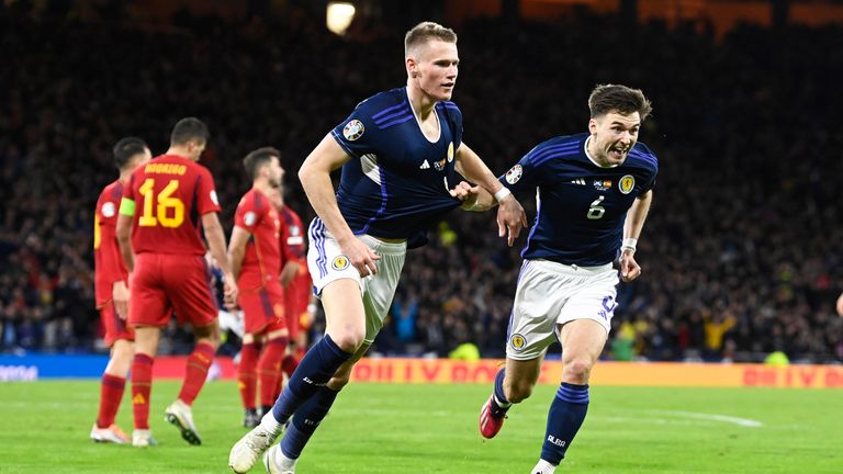 GLASGOW, ESCOCIA - 28 DE MARZO: El escocés Scott McTominay celebra el 2-0 durante un clasificatorio de la UEFA Euro 2024 entre Escocia y España en Hampden Park, el 28 de marzo de 2023, en Glasgow, Escocia.  (Foto por Rob Casey/Grupo SNS)