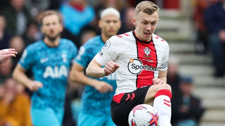 James Ward-Prowse controla el balón contra los Spurs