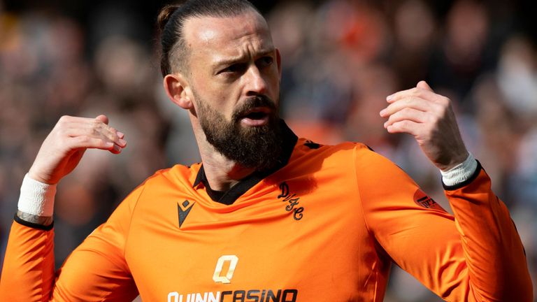 DUNDEE, SCOTLAND - MARCH 18: Dundee Utd&#39;s Steven Fletcher celebrates as he scores to make it 1-0 during a cinch Premiership match between Dundee United and St Mirren at Tannadice, on March 18, 2023, in Dundee, Scotland (Photo by Euan Cherry / SNS Group)