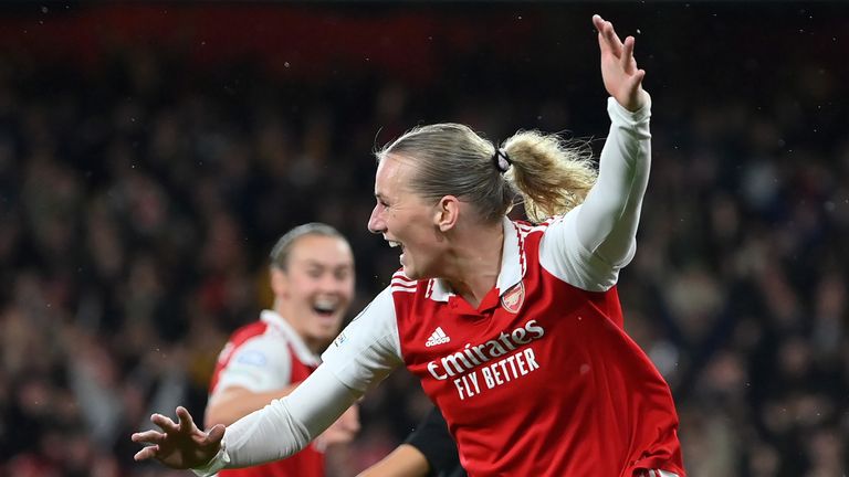 Stina Blackstenius del Arsenal celebra después de anotar el segundo gol contra el Bayern de Múnich.