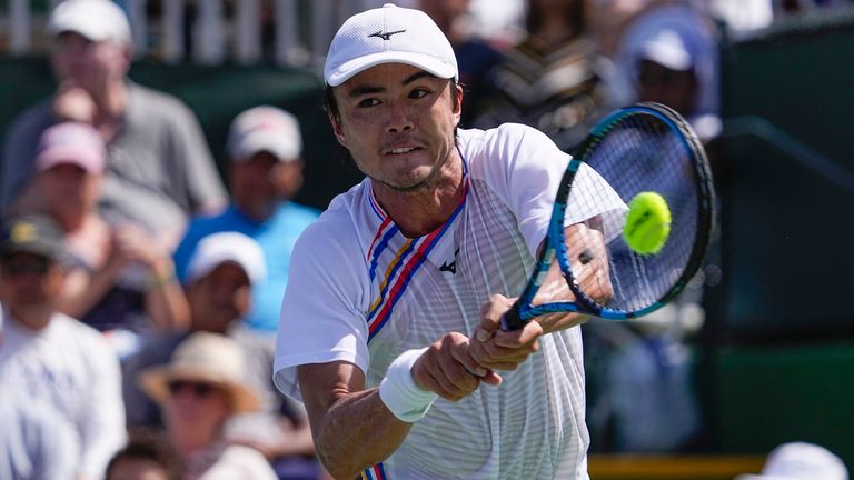 Taro Daniel devuelve un tiro ante Cameron Norrie en el BNP Paribas Open