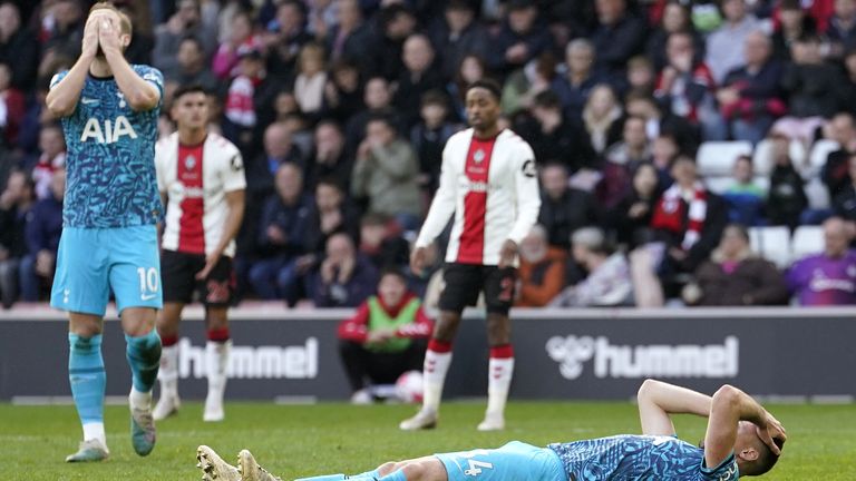 Clement Lenglet de Tottenham Hotspur reacciona a una oportunidad perdida durante el partido de la Premier League en St Mary's Stadium, Southampton.  Imagen fecha: sábado 18 de marzo de 2023.