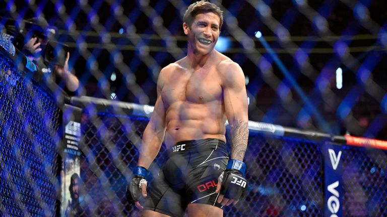 El actor Jake Gyllenhaal mira mientras filma una escena para una próxima nueva versión de la película de 1989 "casa de la carretera" durante un evento de artes marciales mixtas UFC 285 el sábado 4 de marzo de 2023 en Las Vegas.  (Foto AP/David Becker)