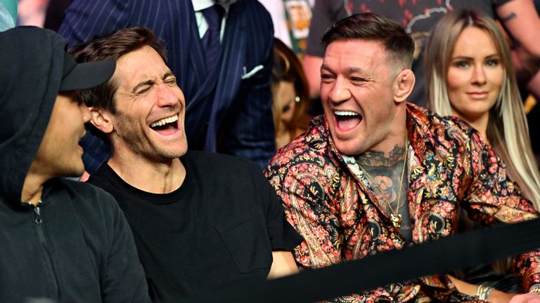 Jake Gyllenhaal, izquierda, y Conor McGregor se ríen durante el evento de artes marciales mixtas UFC 285 el sábado 4 de marzo de 2023 en Las Vegas.  (Foto AP/David Becker)