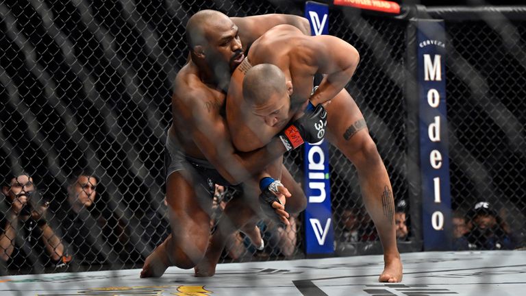 Jon Jones, a la izquierda, derriba a Ciryl Gane durante una pelea por el título de peso pesado de artes marciales mixtas de UFC 285 el sábado 4 de marzo de 2023 en Las Vegas.  (Foto AP/David Becker)