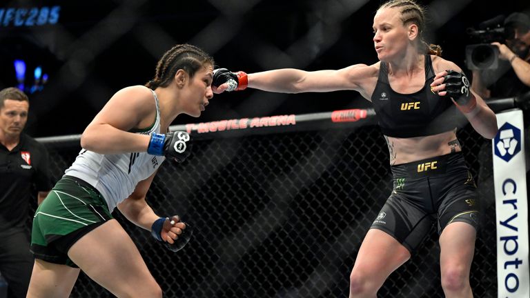 Valentina Shevchenko lanza un derechazo a Alexa Grasso, izquierda, durante una pelea por el título de peso mosca de artes marciales mixtas de UFC 285 el sábado 4 de marzo de 2023 en Las Vegas.  (Foto AP/David Becker)