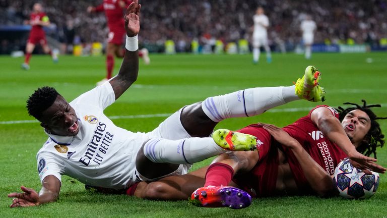 Vinicius Junior del Real Madrid, a la izquierda, y Trent Alexander-Arnold del Liverpool chocan durante el partido de vuelta de los octavos de final de la Liga de Campeones entre el Real Madrid y el Liverpool en el estadio Santiago Bernabéu el miércoles 15 de marzo de 2023 (Foto AP/Manu Fernández)