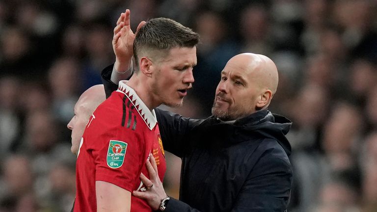 Manchester United&#39;s head coach Erik ten Hag, right, greets Wout Weghorst at the substitution during the English League Cup final soccer match between Manchester United and Newcastle United at Wembley Stadium in London, Sunday, Feb. 26, 2023. (AP Photo/Alastair Grant)