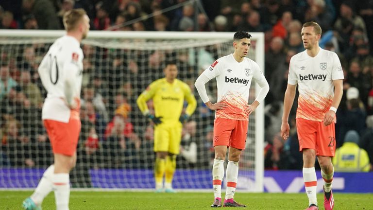 Los jugadores del West Ham reaccionan decepcionados tras quedarse atrás