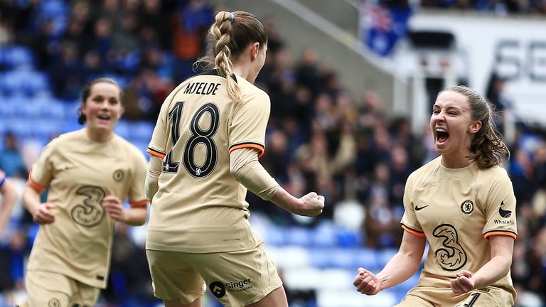 Maren Mjelde celebra con su compañero de equipo Niamh Charles después de marcar el segundo gol del Chelsea contra el Reading