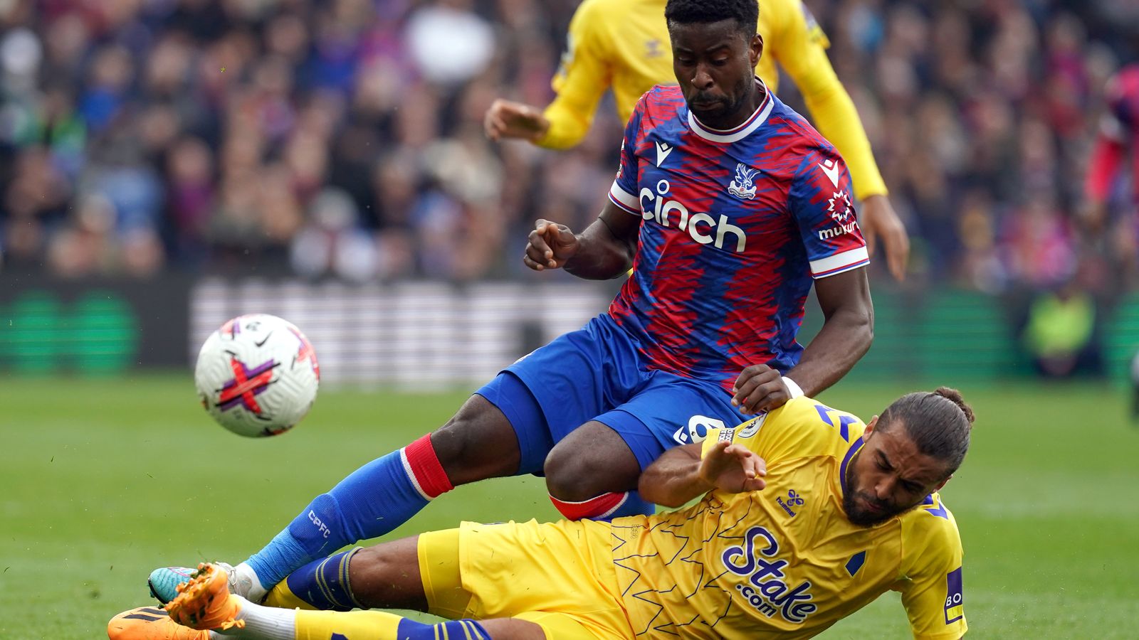 Crystal Palace 0-0 Everton Relegation-threatened Toffees hold on to draw despite Mason Holgates late red card Football News Sky Sports
