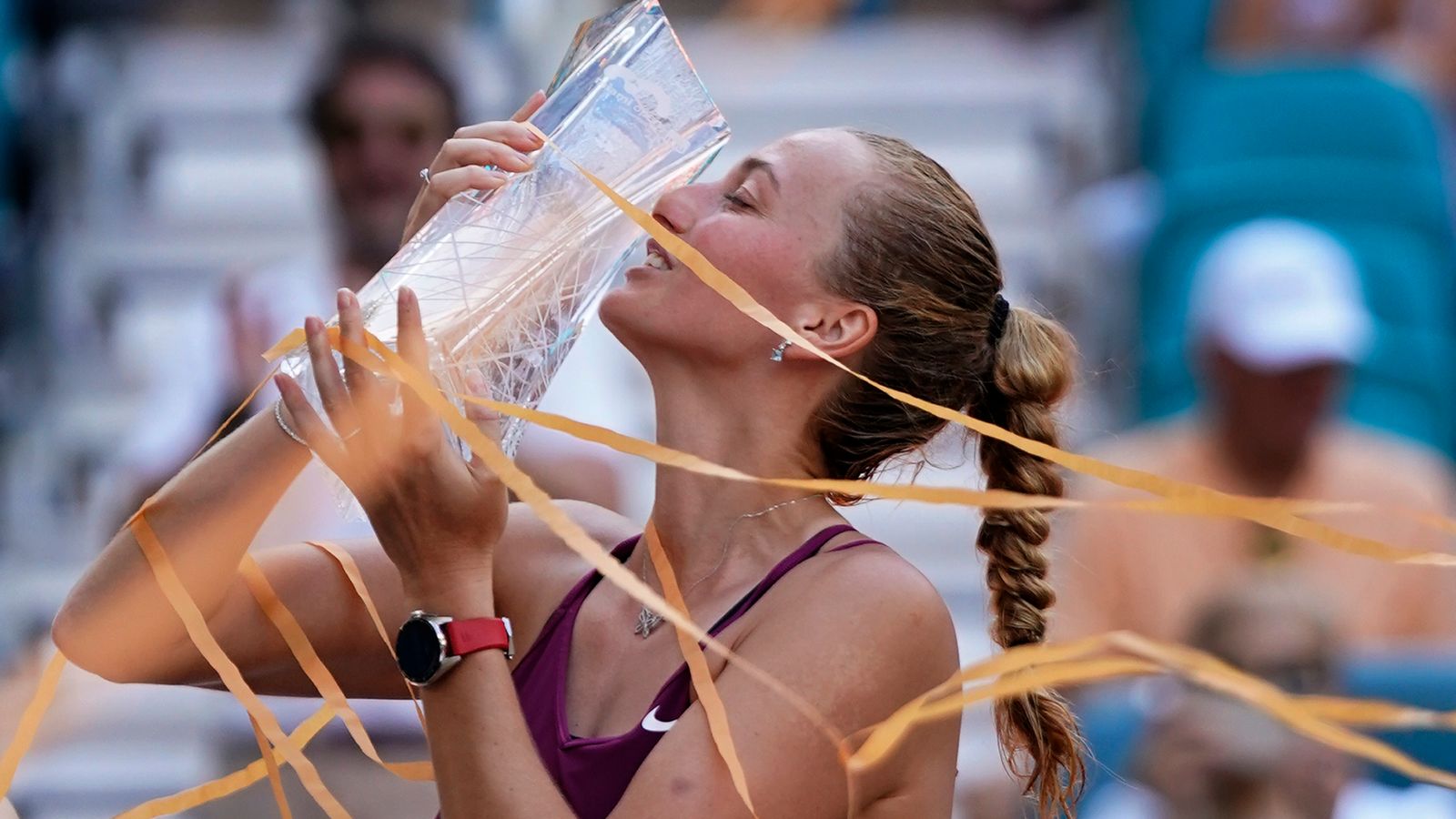 Miami Open: Petra Kvitová porazila Elenu Rybakinu, získala titul a vrátila se do světové top 10 |  Novinky z tenisu