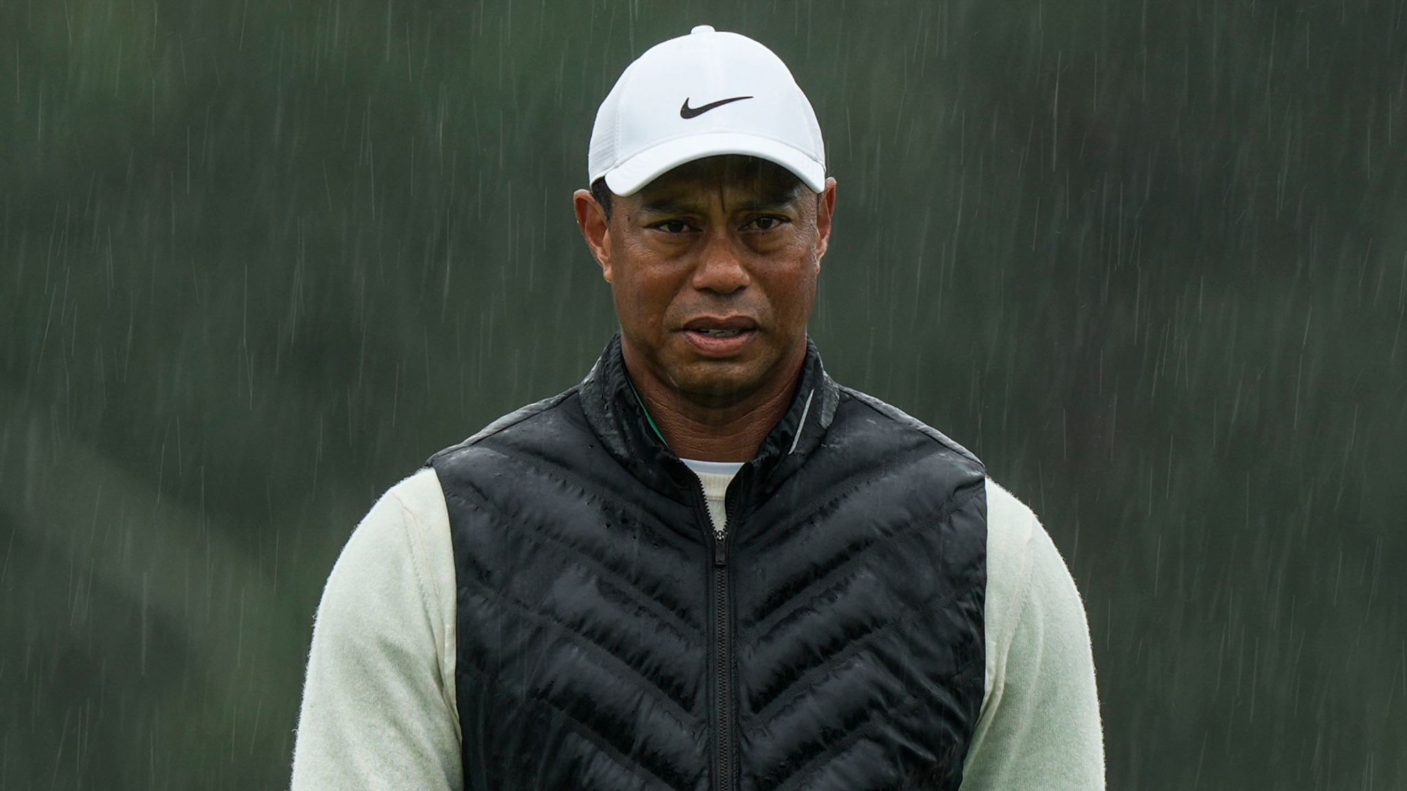 Masters suspends play Saturday; Tiger Woods in last place