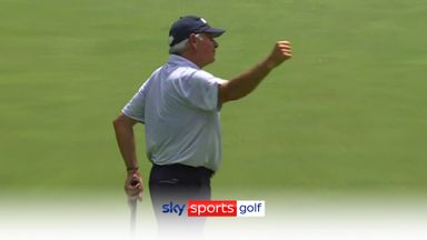 'He loves it!' | Masters legend Couples sinks an impressive putt