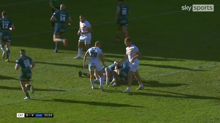 Mike McMeeken equalizes for Catalans Dragons by capitalising on Adam Keighran's kick.