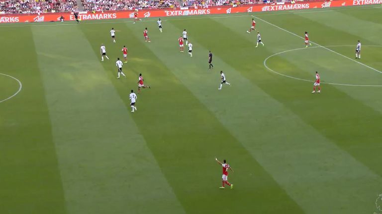 With Arsenal 1-0 down against Fulham, Ben White moves forward to create a front six and the Gunners score from this move